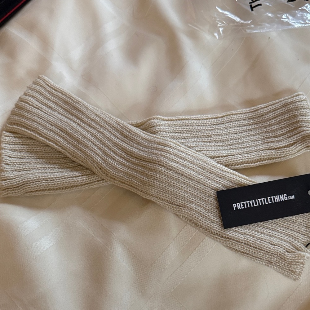PrettyLittleThing Cream Knit Gloves